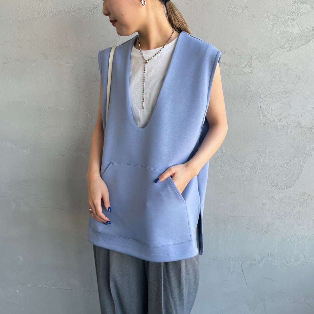 Maison de L'allure [メゾン ドゥ ラリュール] Uネック プルオーバーベスト [23142024] 12 BLUE&&モデル身長：156cm　着用サイズ：F&&