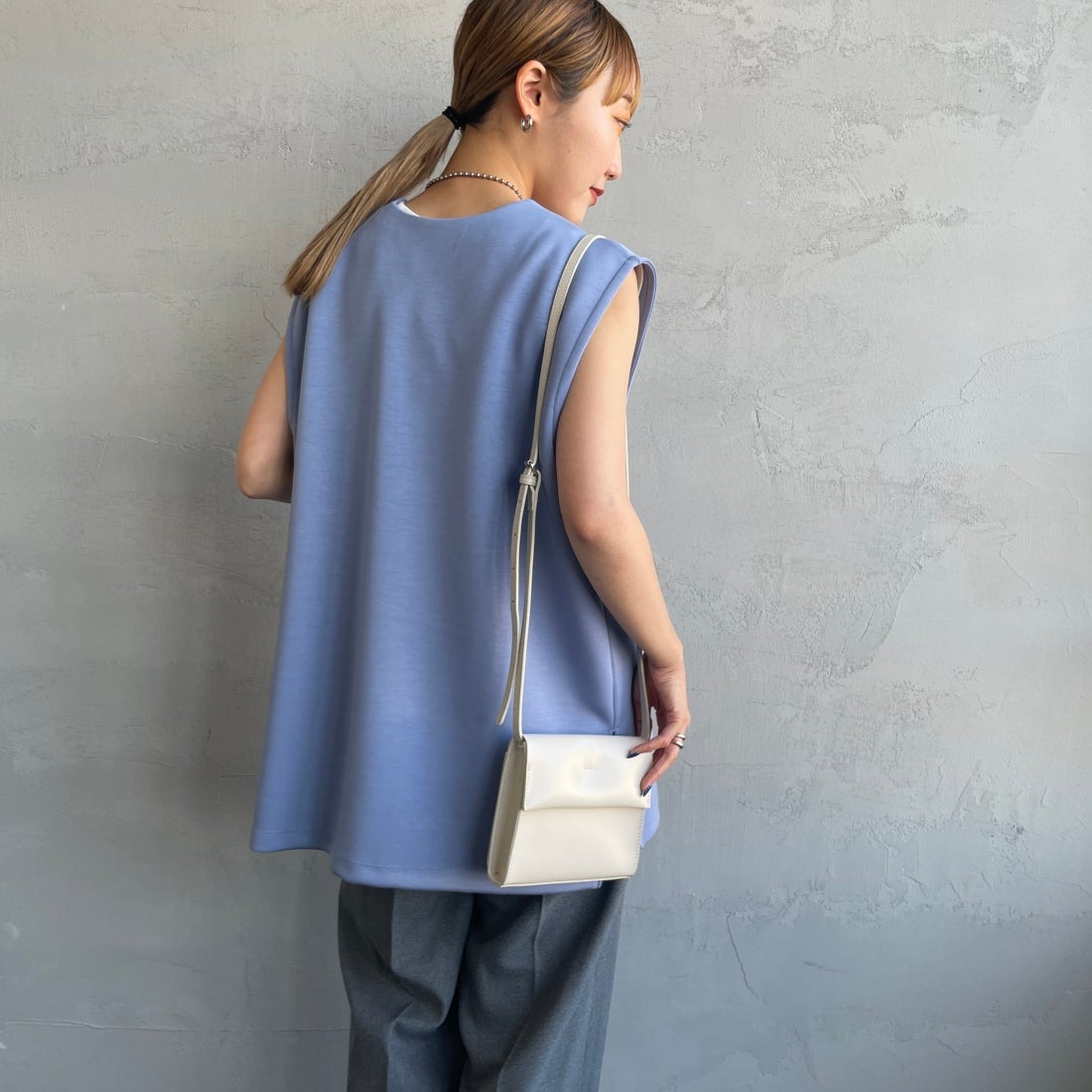 Maison de L'allure [メゾン ドゥ ラリュール] Uネック プルオーバーベスト [23142024] 12 BLUE&&モデル身長：156cm　着用サイズ：F&&