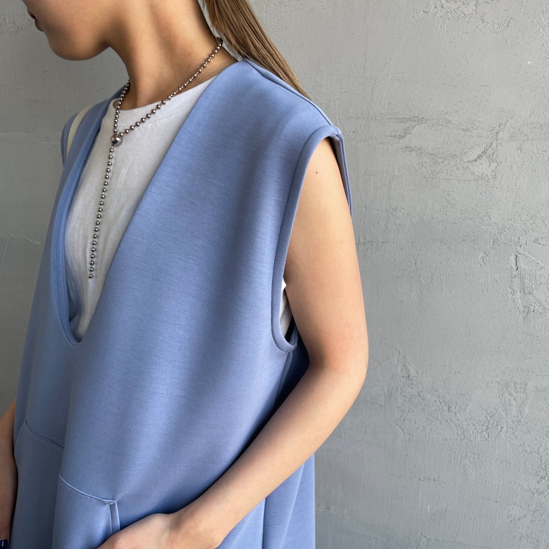 Maison de L'allure [メゾン ドゥ ラリュール] Uネック プルオーバーベスト [23142024] 12 BLUE&&モデル身長：156cm　着用サイズ：F&&