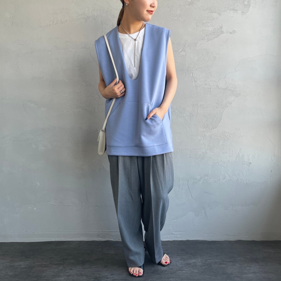 Maison de L'allure [メゾン ドゥ ラリュール] Uネック プルオーバーベスト [23142024] 12 BLUE&&モデル身長：156cm　着用サイズ：F&&