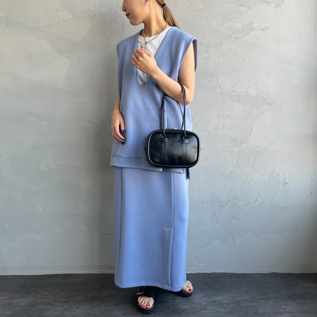 Maison de L'allure [メゾン ドゥ ラリュール] Uネック プルオーバーベスト [23142024] 12 BLUE&&モデル身長：156cm　着用サイズ：F&&