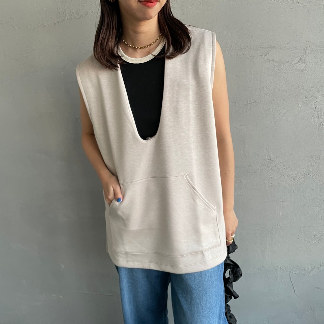 Maison de L'allure [メゾン ドゥ ラリュール] Uネック プルオーバーベスト [23142024] 23 GREIGE&&モデル身長：163cm　着用サイズ：F&&