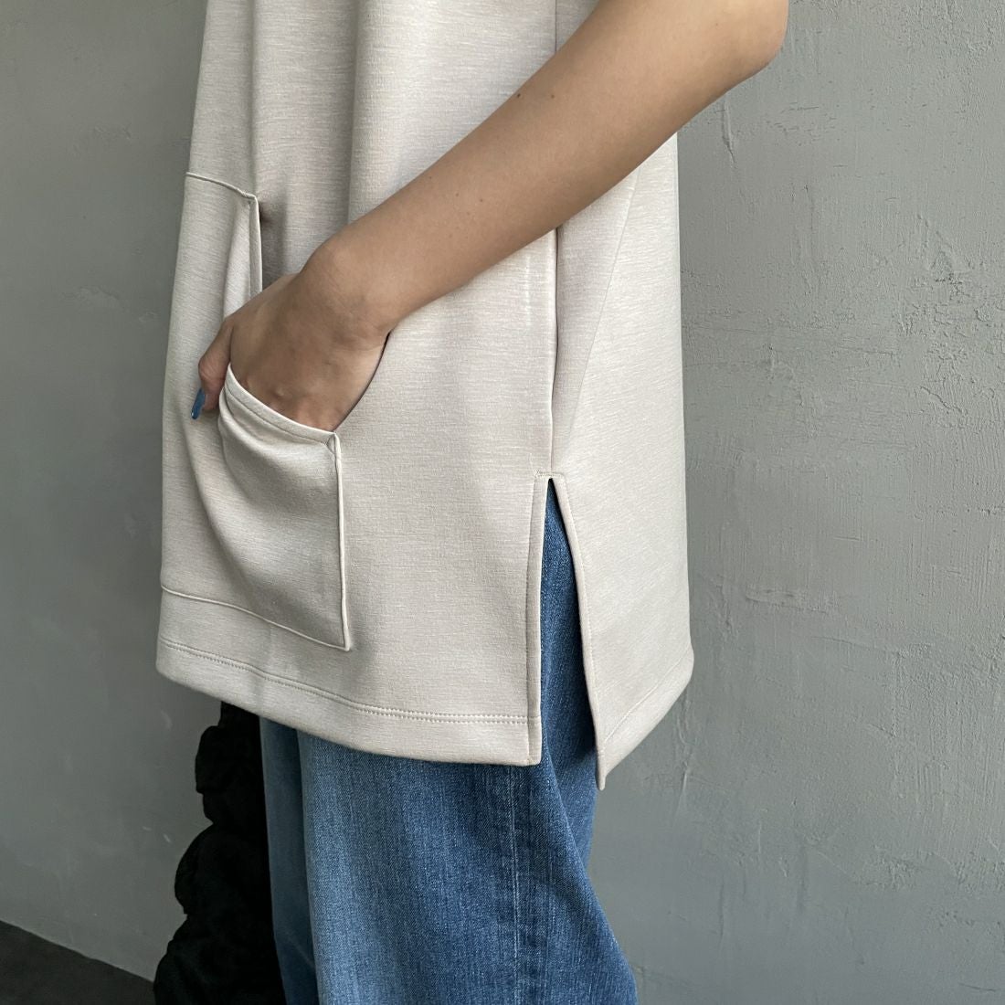 Maison de L'allure [メゾン ドゥ ラリュール] Uネック プルオーバーベスト [23142024] 23 GREIGE&&モデル身長：163cm　着用サイズ：F&&