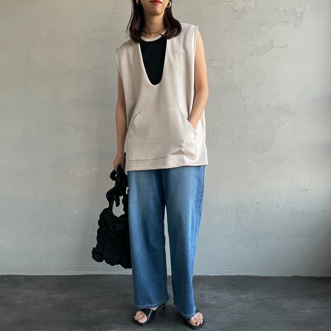 Maison de L'allure [メゾン ドゥ ラリュール] Uネック プルオーバーベスト [23142024] 23 GREIGE&&モデル身長：163cm　着用サイズ：F&&