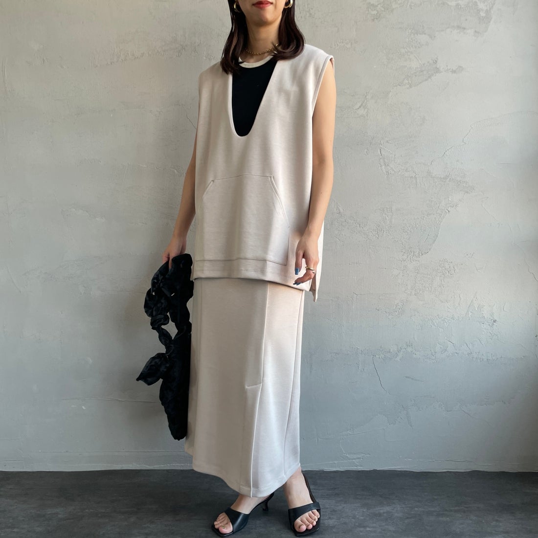 Maison de L'allure [メゾン ドゥ ラリュール] Uネック プルオーバーベスト [23142024] 23 GREIGE&&モデル身長：163cm　着用サイズ：F&&