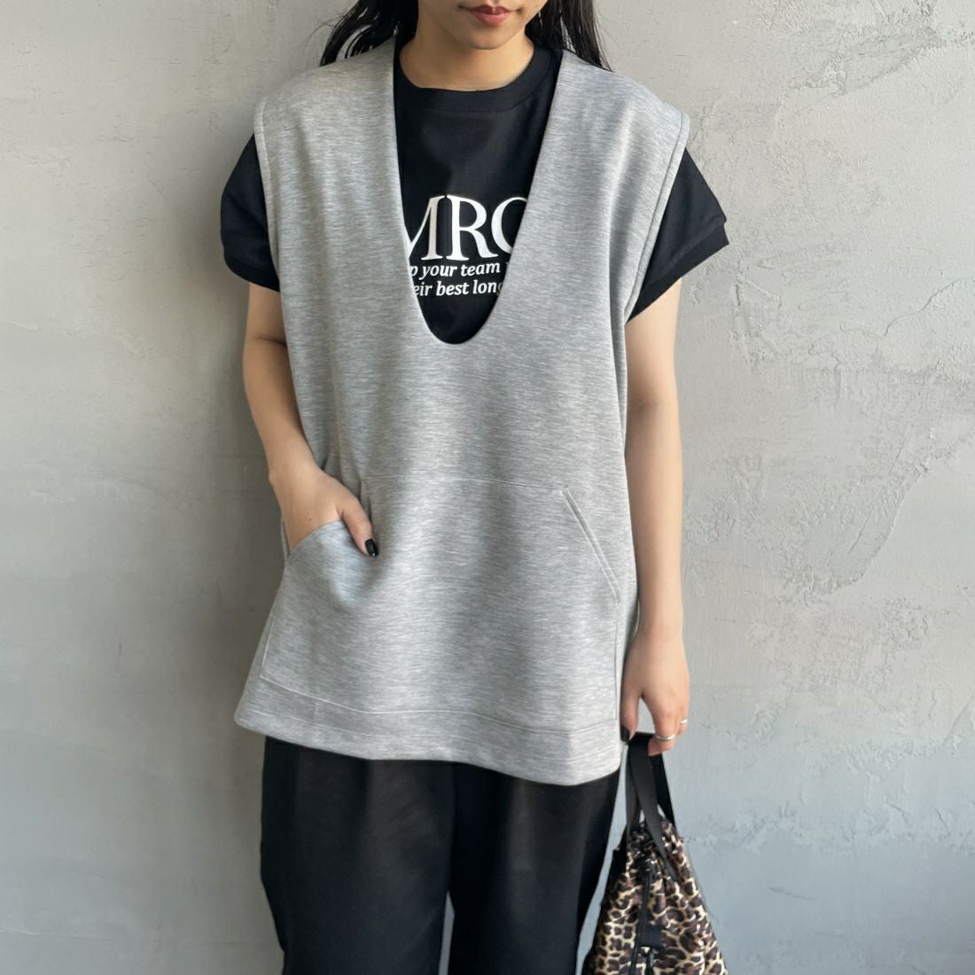 Maison de L'allure [メゾン ドゥ ラリュール] Uネック プルオーバーベスト [23142024] 07 T.GRAY&&モデル身長：156cm　着用サイズ：F&&