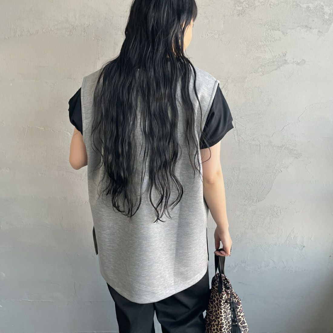 Maison de L'allure [メゾン ドゥ ラリュール] Uネック プルオーバーベスト [23142024] 07 T.GRAY&&モデル身長：156cm　着用サイズ：F&&