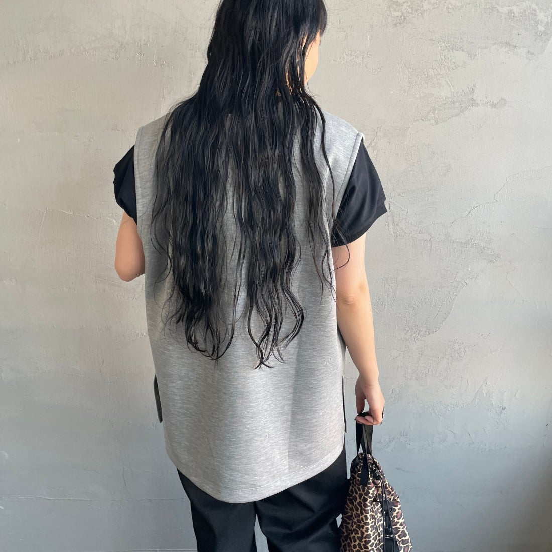 Maison de L'allure [メゾン ドゥ ラリュール] Uネック プルオーバーベスト [23142024] 07 T.GRAY&&モデル身長：156cm　着用サイズ：F&&