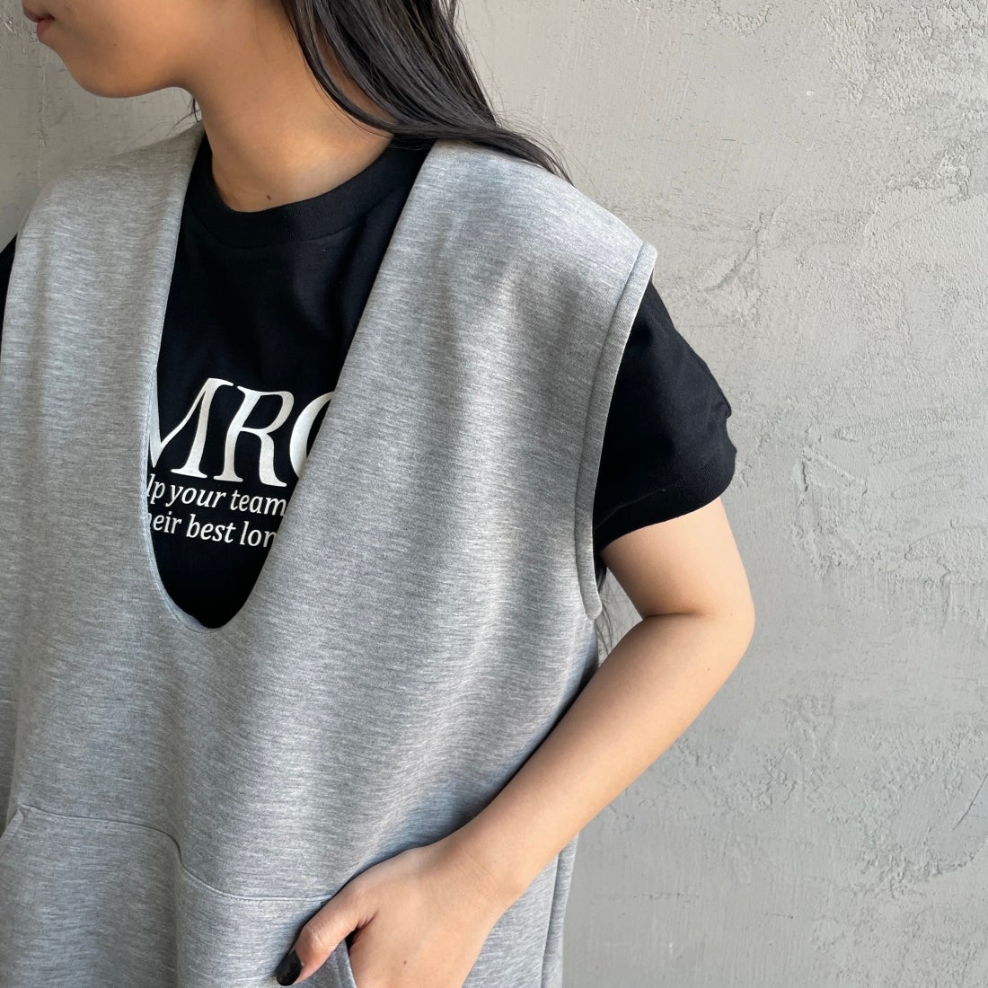 Maison de L'allure [メゾン ドゥ ラリュール] Uネック プルオーバーベスト [23142024] 07 T.GRAY&&モデル身長：156cm　着用サイズ：F&&