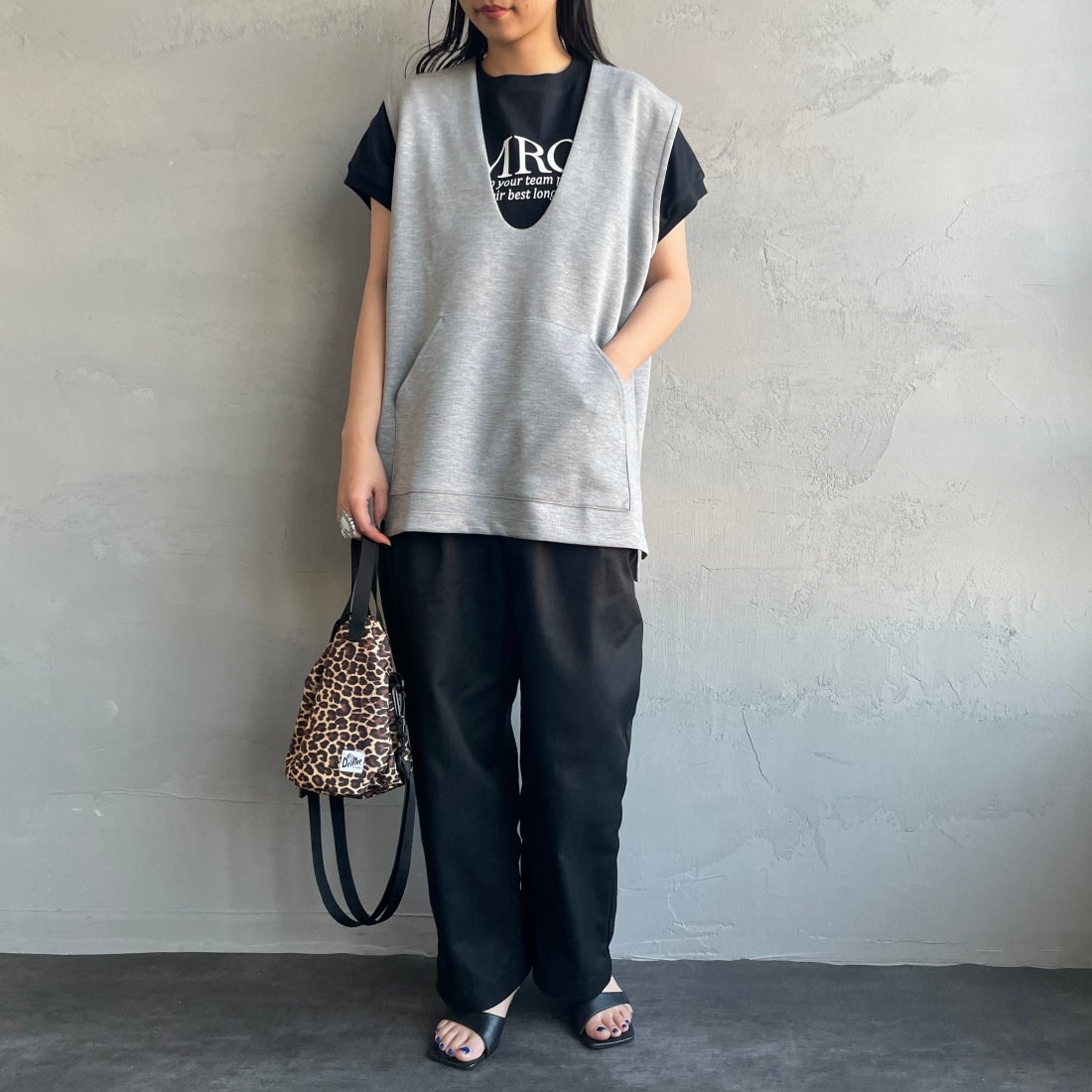 Maison de L'allure [メゾン ドゥ ラリュール] Uネック プルオーバーベスト [23142024] 07 T.GRAY&&モデル身長：156cm　着用サイズ：F&&