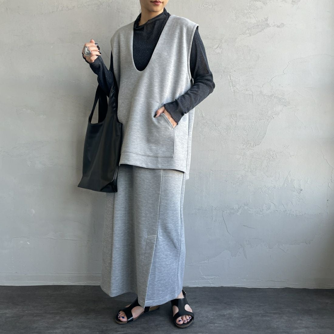 Maison de L'allure [メゾン ドゥ ラリュール] Uネック プルオーバーベスト [23142024] 07 T.GRAY&&モデル身長：156cm　着用サイズ：F&&