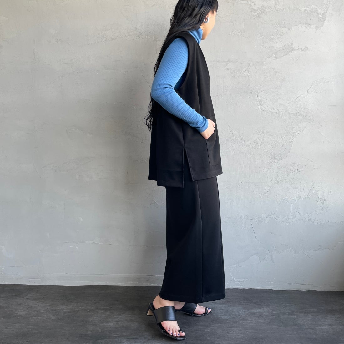 Maison de L'allure [メゾン ドゥ ラリュール] Uネック プルオーバーベスト [23142024] 09 BLACK&&モデル身長：156cm　着用サイズ：F&&