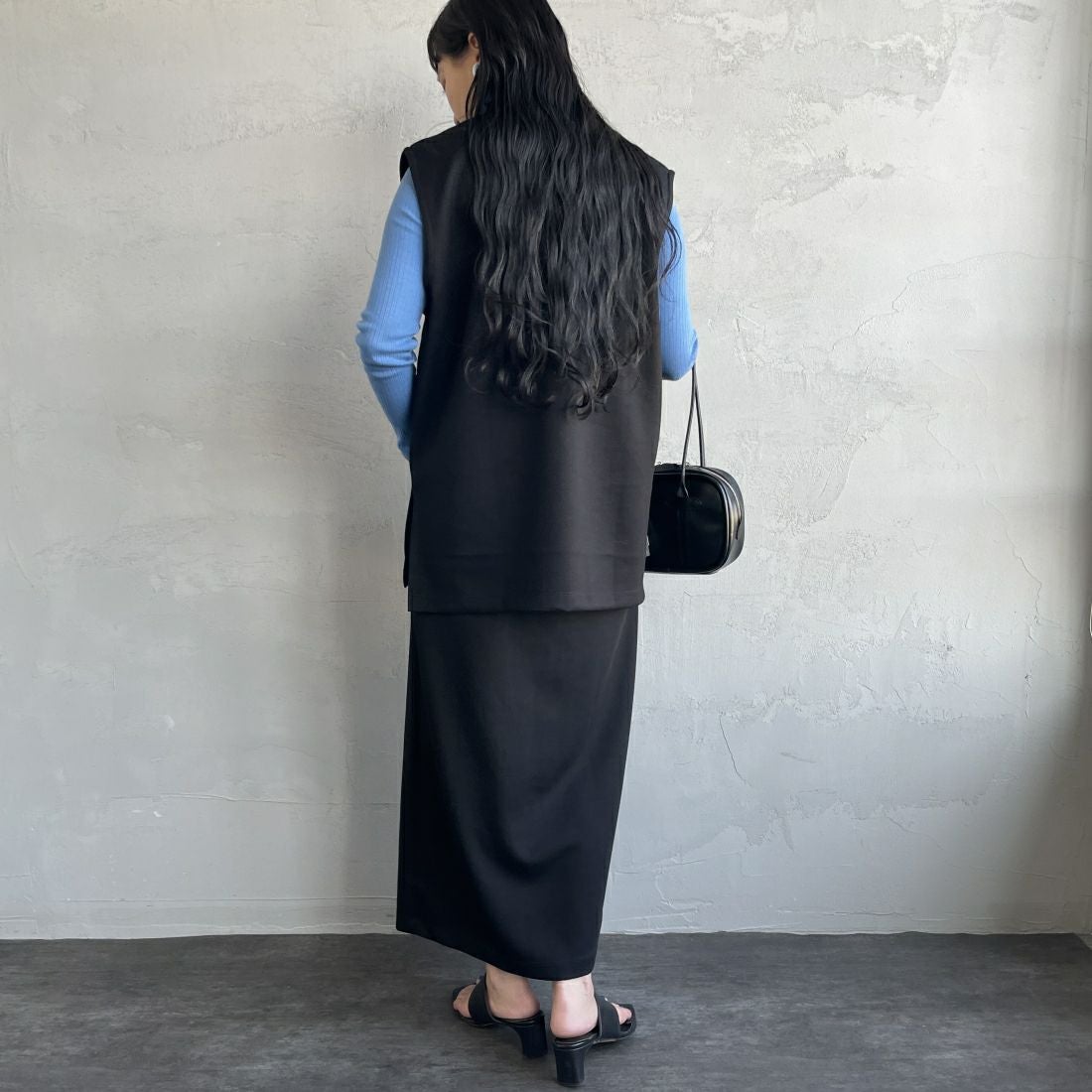 Maison de L'allure [メゾン ドゥ ラリュール] Uネック プルオーバーベスト [23142024] 09 BLACK&&モデル身長：156cm　着用サイズ：F&&