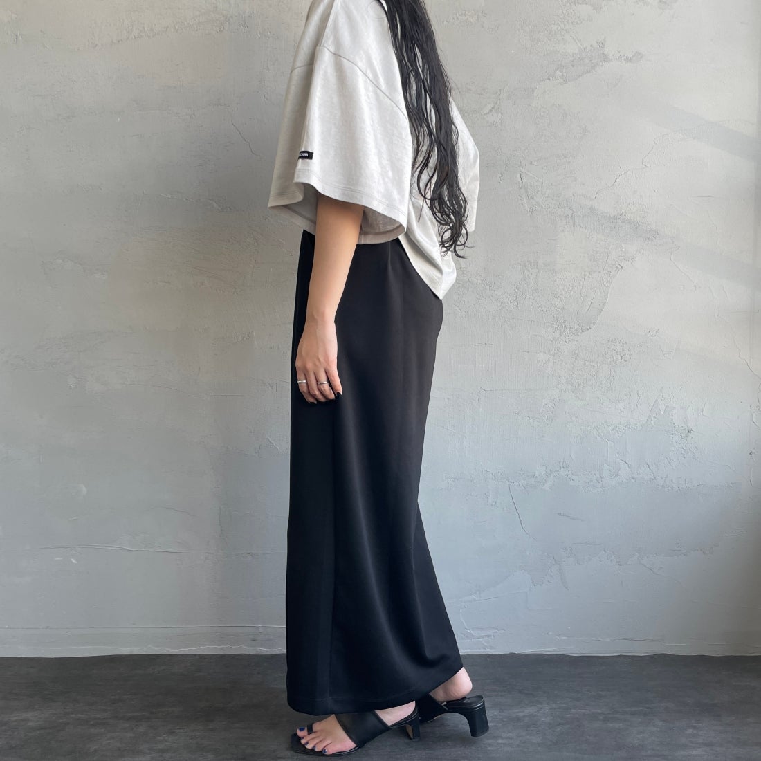 Maison de L'allure [メゾン ドゥ ラリュール] 切替デザイン ナロースカート [23142025] 09 BLACK&&モデル身長：156cm　着用サイズ：M&&