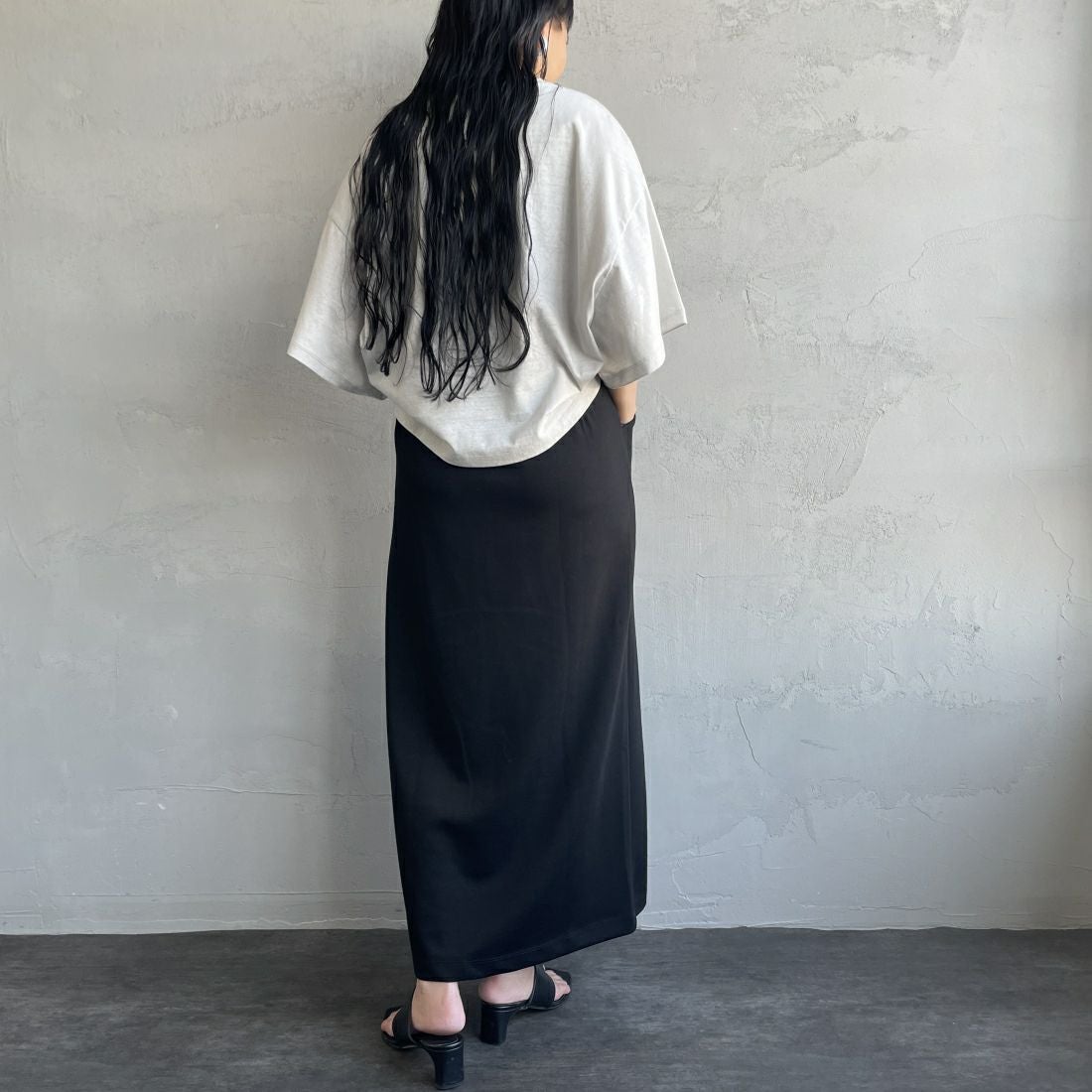 Maison de L'allure [メゾン ドゥ ラリュール] 切替デザイン ナロースカート [23142025] 09 BLACK&&モデル身長：156cm　着用サイズ：M&&