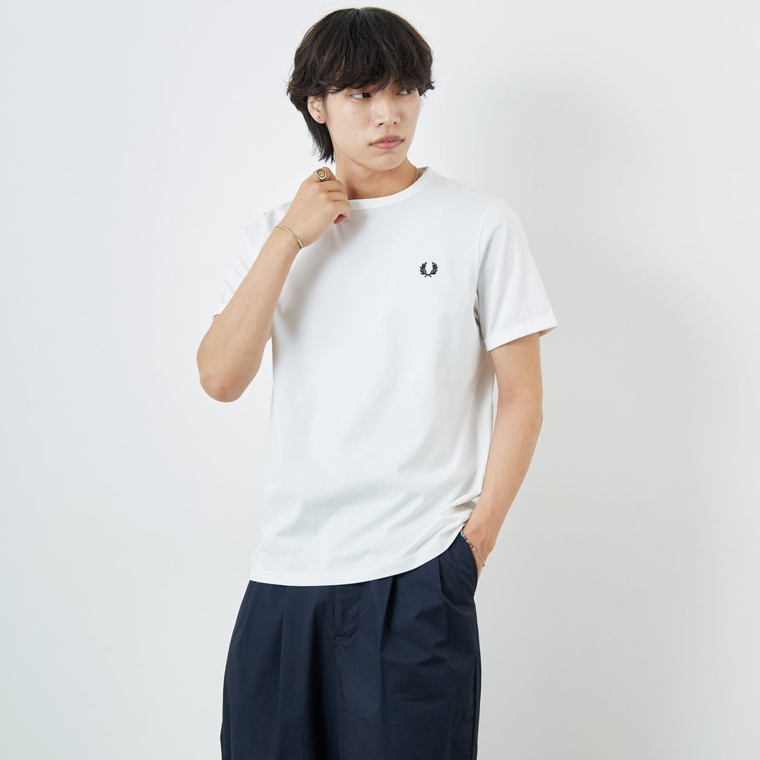 FRED PERRY [フレッドペリー] ワンポイントロゴ刺繍 ショートスリーブ リンガーTシャツ [M3519] 100 WHITE &&モデル身長：179cm 着用サイズ：M&&