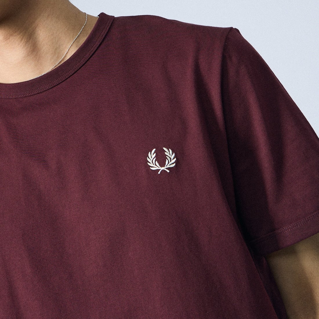 FRED PERRY [フレッドペリー] ワンポイントロゴ刺繍 ショートスリーブ リンガーTシャツ [M3519] K22 OXBLOO &&モデル身長：179cm 着用サイズ：L&&