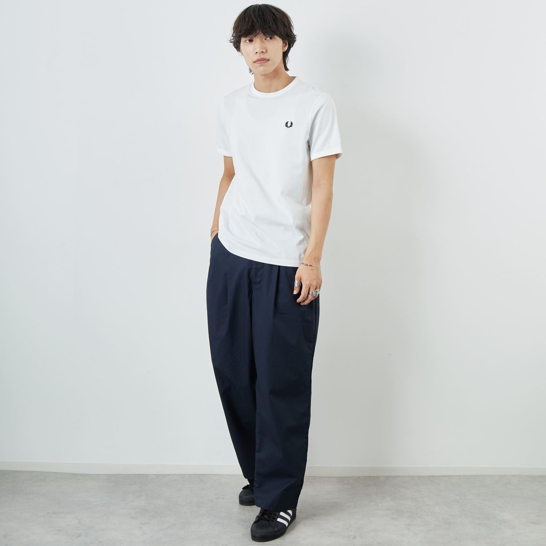 FRED PERRY [フレッドペリー] ワンポイントロゴ刺繍 ショートスリーブ リンガーTシャツ [M3519] 100 WHITE &&モデル身長：179cm 着用サイズ：M&&