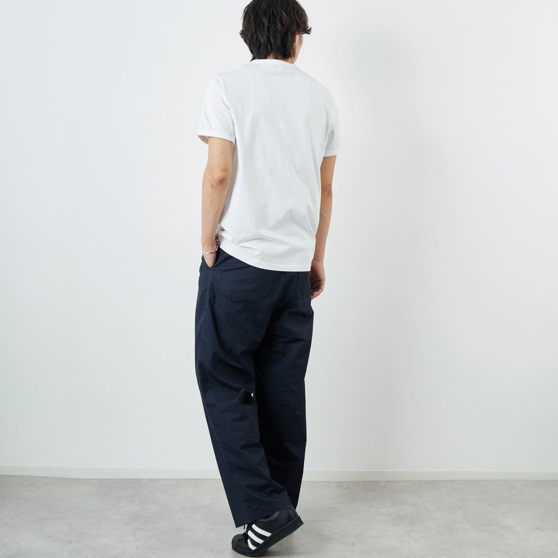 FRED PERRY [フレッドペリー] ワンポイントロゴ刺繍 ショートスリーブ リンガーTシャツ [M3519] 100 WHITE &&モデル身長：179cm 着用サイズ：M&&