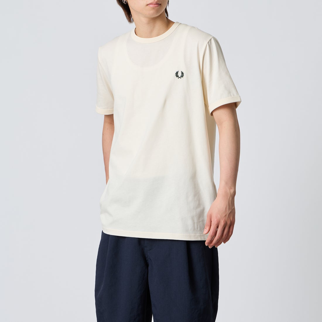 FRED PERRY [フレッドペリー] ワンポイントロゴ刺繍 ショートスリーブ リンガーTシャツ [M3519] 30B ECRU &&モデル身長：177cm 着用サイズ：L&&