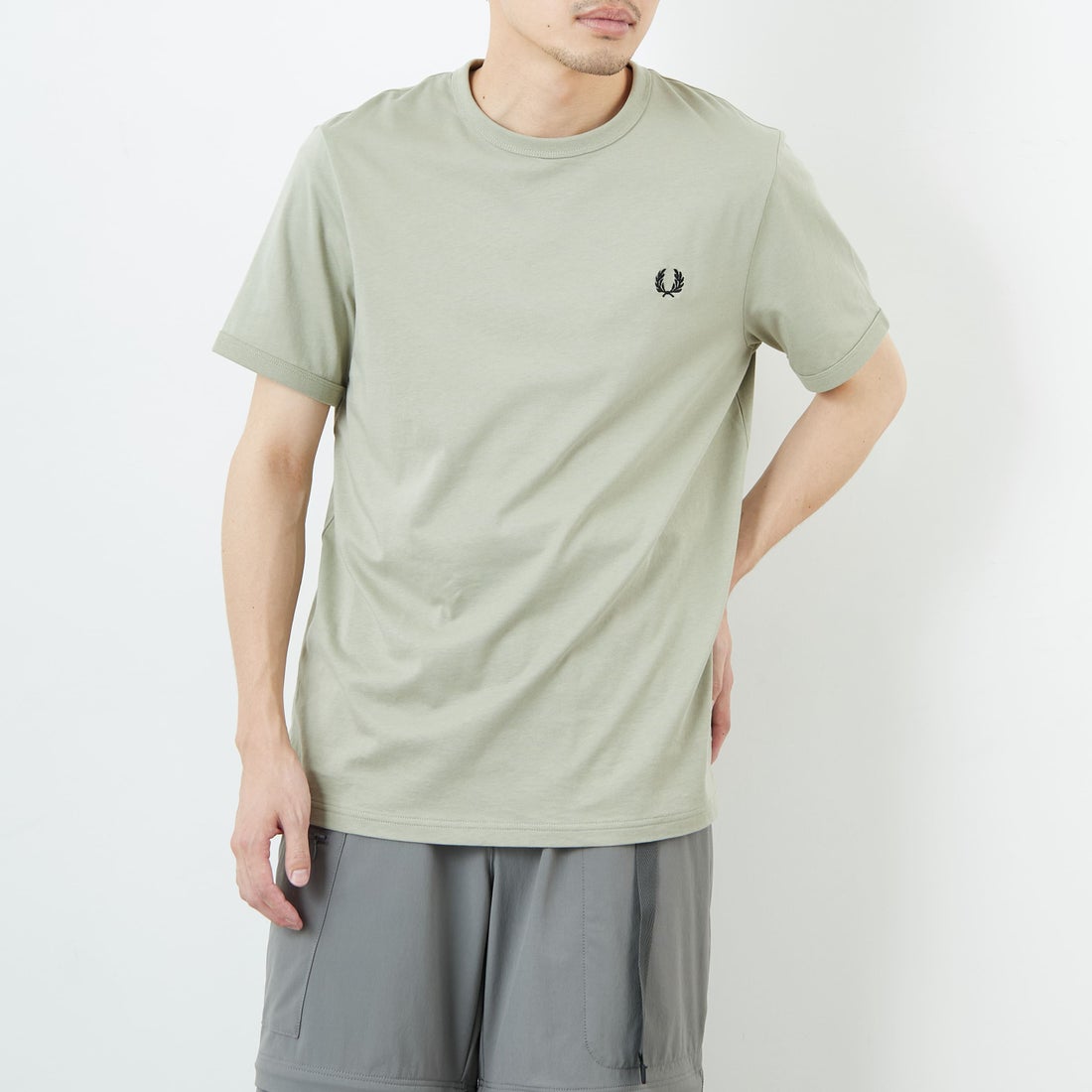 FRED PERRY [フレッドペリー] ワンポイントロゴ刺繍 ショートスリーブ リンガーTシャツ [M3519] R26 SEAGRA &&モデル身長：168cm 着用サイズ：M&&