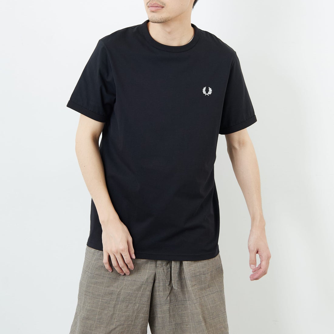 FRED PERRY [フレッドペリー] ワンポイントロゴ刺繍 ショートスリーブ リンガーTシャツ [M3519] 102 BLACK &&モデル身長：168cm 着用サイズ：M&&