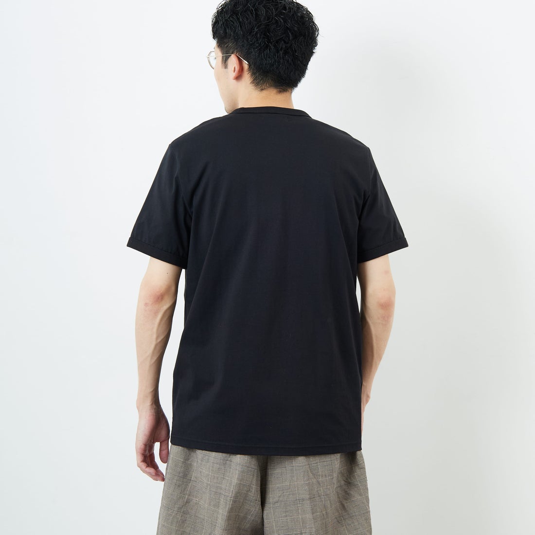 FRED PERRY [フレッドペリー] ワンポイントロゴ刺繍 ショートスリーブ リンガーTシャツ [M3519] 102 BLACK &&モデル身長：168cm 着用サイズ：M&&