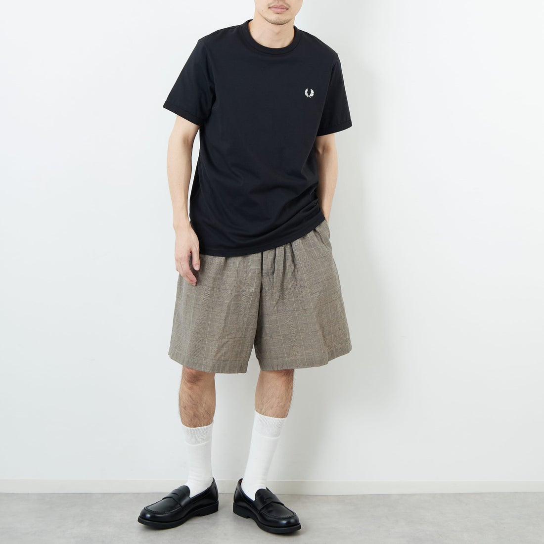 FRED PERRY [フレッドペリー] ワンポイントロゴ刺繍 ショートスリーブ リンガーTシャツ [M3519] 102 BLACK &&モデル身長：168cm 着用サイズ：M&&
