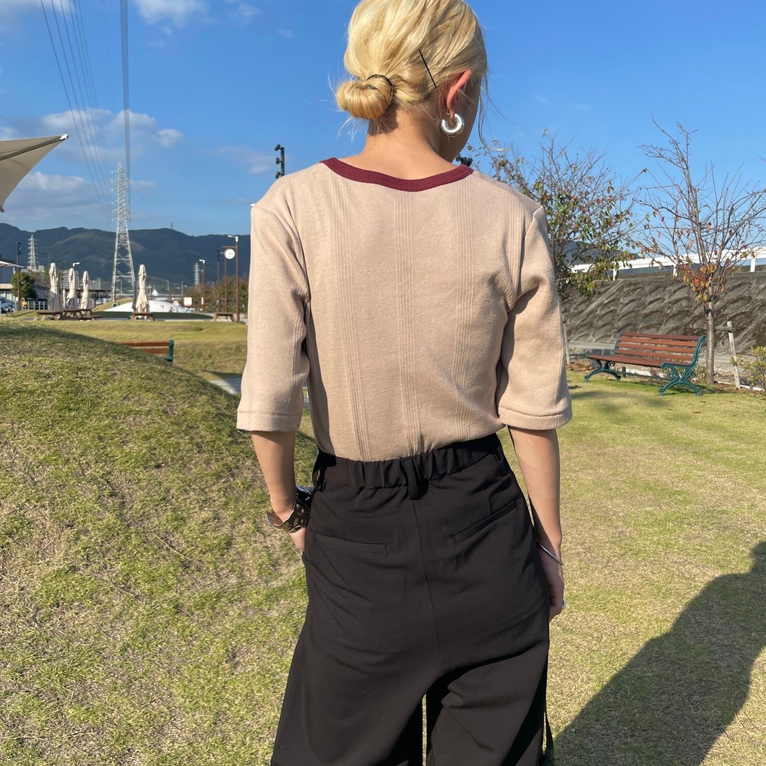 Robert P.Miller [ロバートピーミラー] 別注 5分袖クルーネックTシャツ [RM241-248IN-JF] BEIGE &&モデル身長：150cm 着用サイズ：F&&