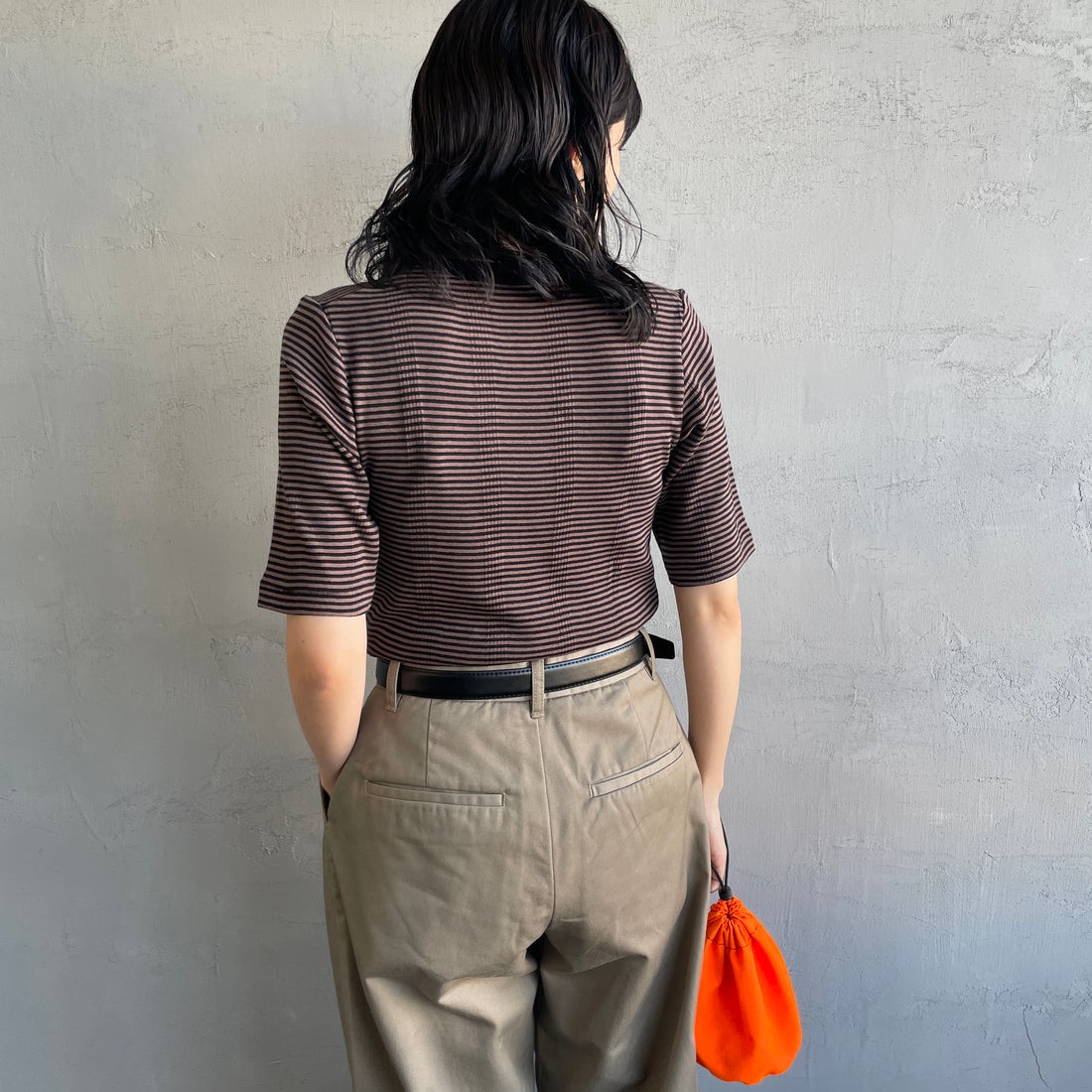 Robert P.Miller [ロバートピーミラー] 別注 5分袖クルーネックTシャツ [RM241-248IN-JF] BROWN &&モデル身長：160cm 着用サイズ：F&&