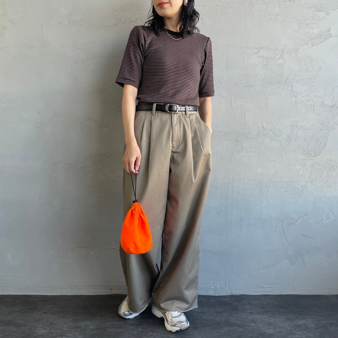 Robert P.Miller [ロバートピーミラー] 別注 5分袖クルーネックTシャツ [RM241-248IN-JF] BROWN &&モデル身長：160cm 着用サイズ：F&&