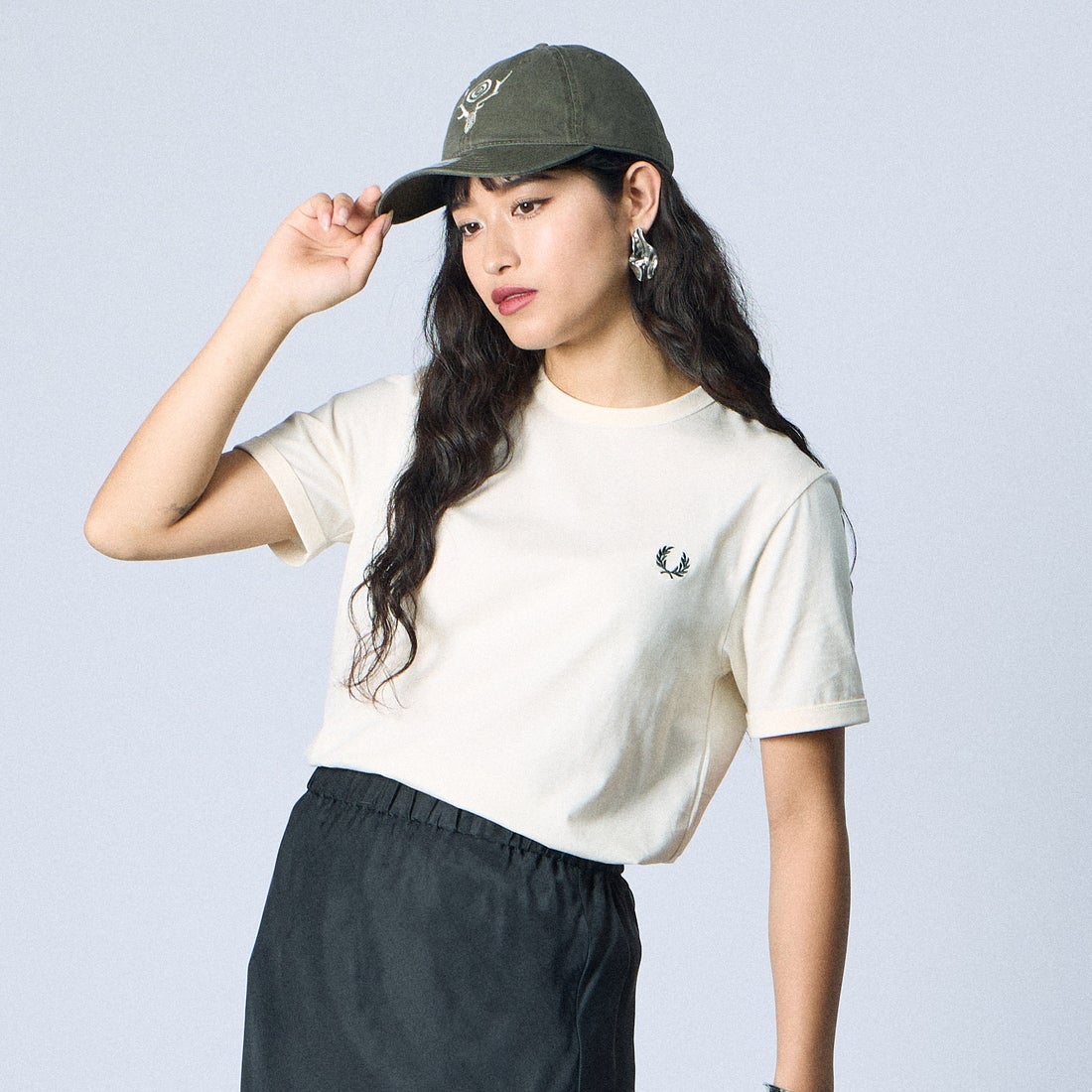 FRED PERRY [フレッドペリー] ワンポイントロゴ刺繍 ショートスリーブ リンガーTシャツ [M3519] 30B ECRU &&モデル身長：162cm 着用サイズ：S&&