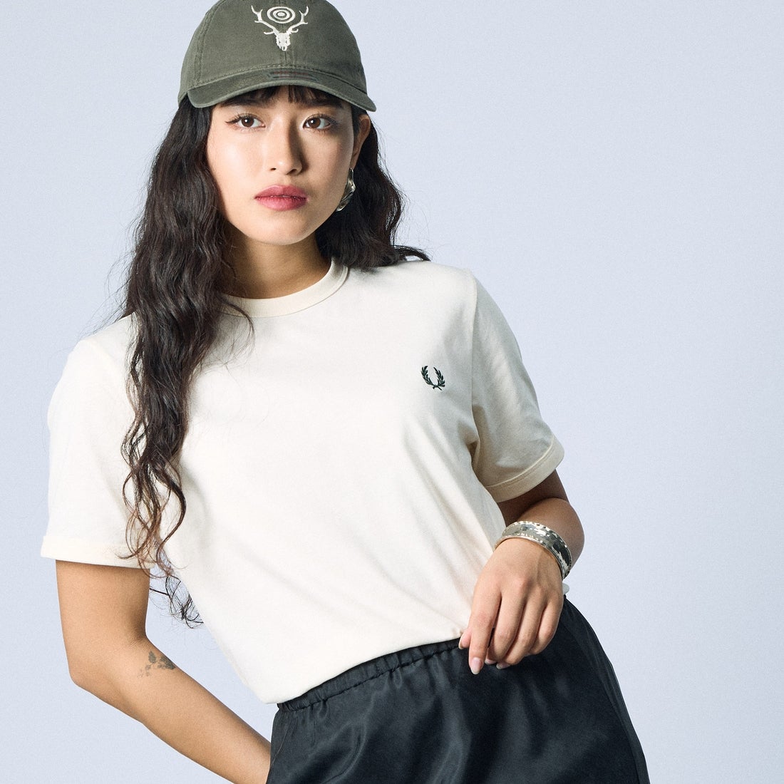 FRED PERRY [フレッドペリー] ワンポイントロゴ刺繍 ショートスリーブ リンガーTシャツ [M3519] 30B ECRU &&モデル身長：162cm 着用サイズ：S&&