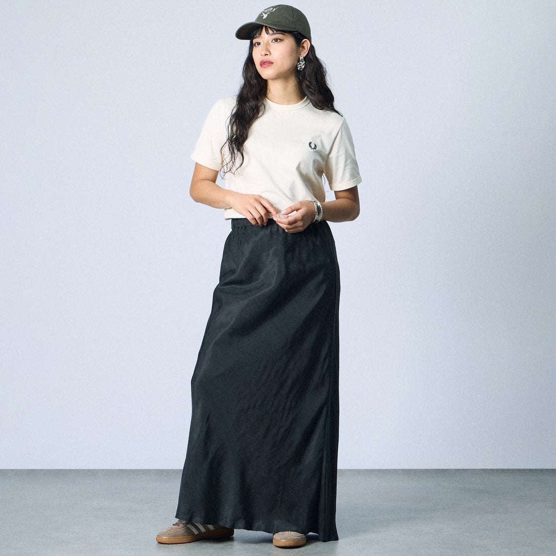 FRED PERRY [フレッドペリー] ワンポイントロゴ刺繍 ショートスリーブ リンガーTシャツ [M3519] 30B ECRU &&モデル身長：162cm 着用サイズ：S&&