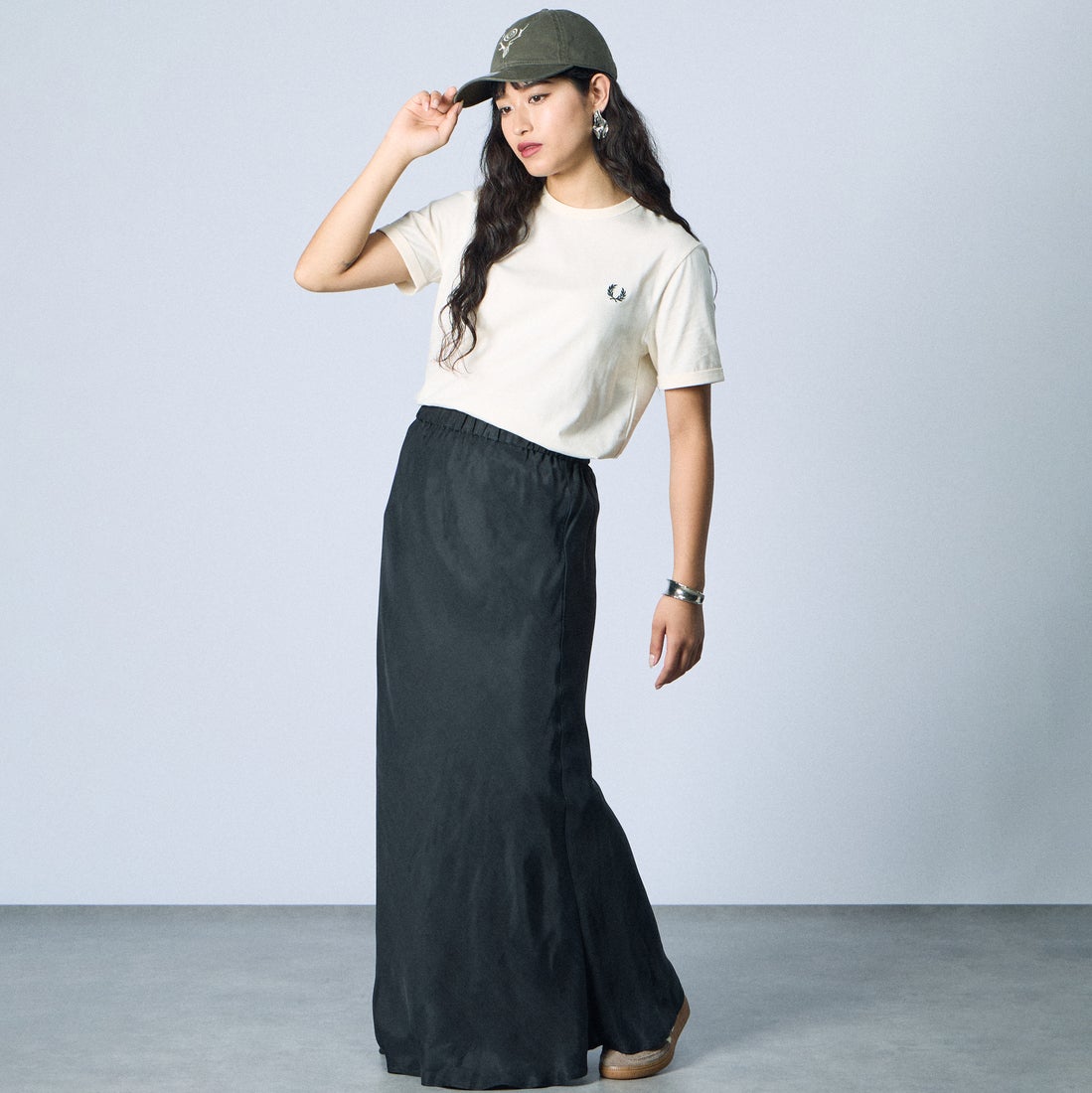 FRED PERRY [フレッドペリー] ワンポイントロゴ刺繍 ショートスリーブ リンガーTシャツ [M3519] 30B ECRU &&モデル身長：162cm 着用サイズ：S&&