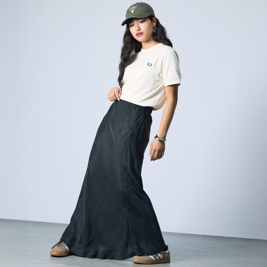 FRED PERRY [フレッドペリー] ワンポイントロゴ刺繍 ショートスリーブ リンガーTシャツ [M3519] 30B ECRU &&モデル身長：162cm 着用サイズ：S&&