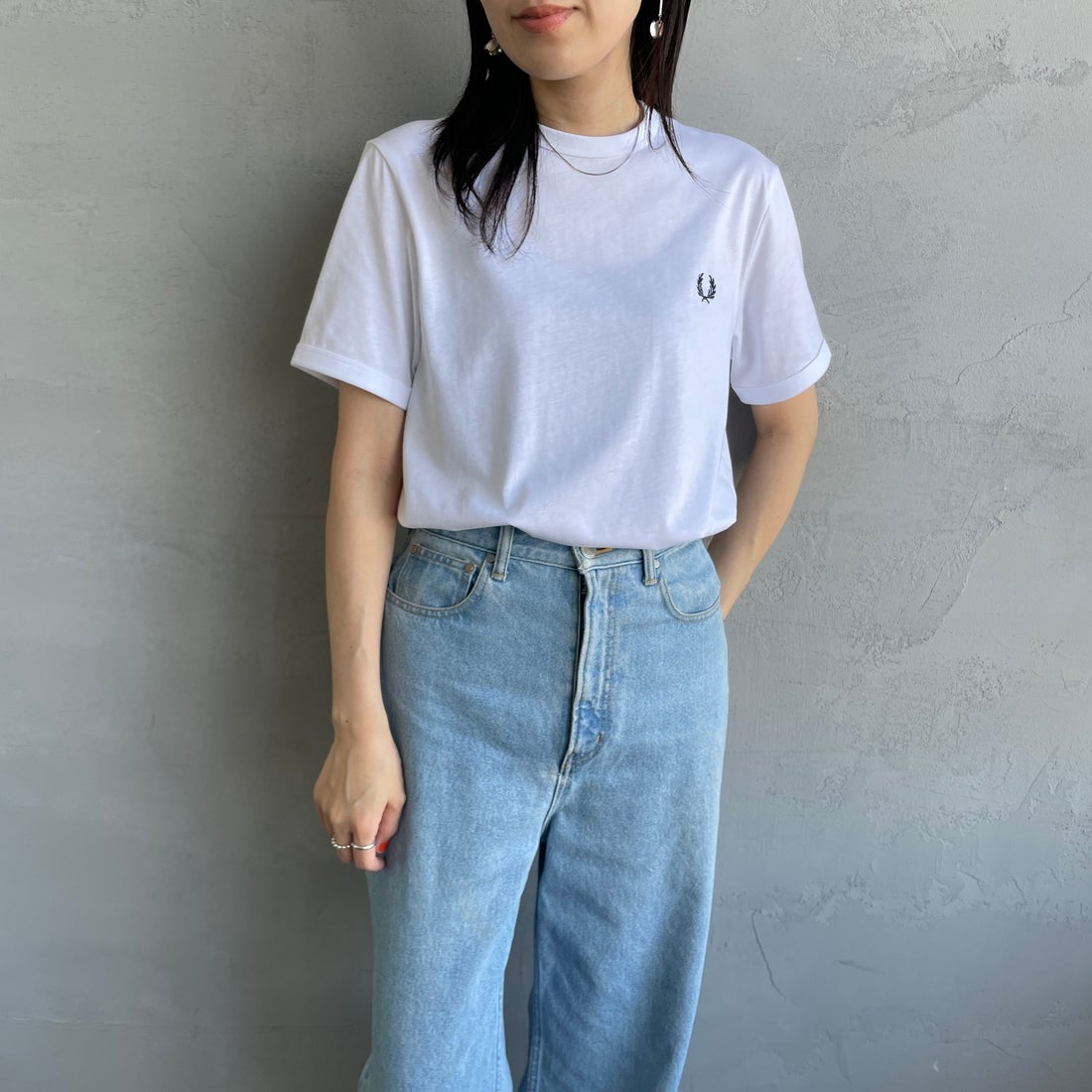 FRED PERRY [フレッドペリー] ワンポイントロゴ刺繍 ショートスリーブ リンガーTシャツ [M3519] 100 WHITE &&モデル身長：160cm 着用サイズ：XS&&