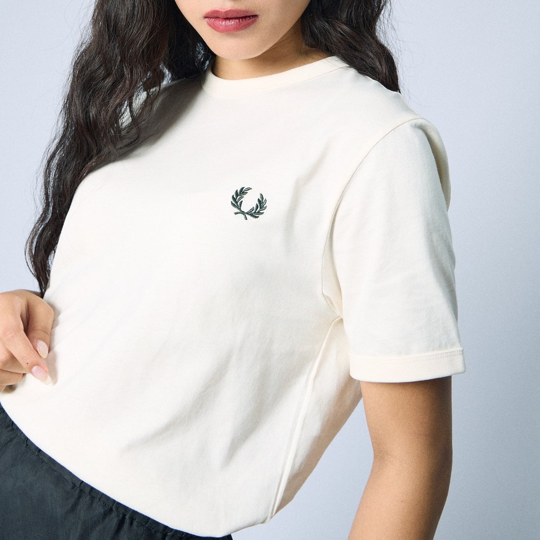 FRED PERRY [フレッドペリー] ワンポイントロゴ刺繍 ショートスリーブ リンガーTシャツ [M3519] 30B ECRU &&モデル身長：162cm 着用サイズ：S&&