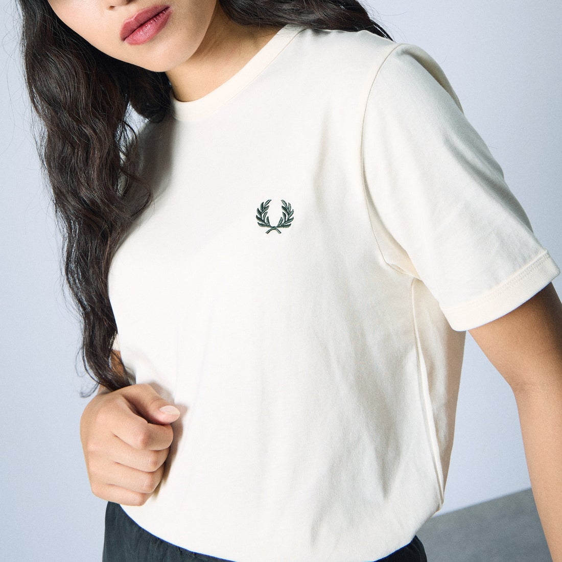 FRED PERRY [フレッドペリー] ワンポイントロゴ刺繍 ショートスリーブ リンガーTシャツ [M3519] 30B ECRU &&モデル身長：162cm 着用サイズ：S&&