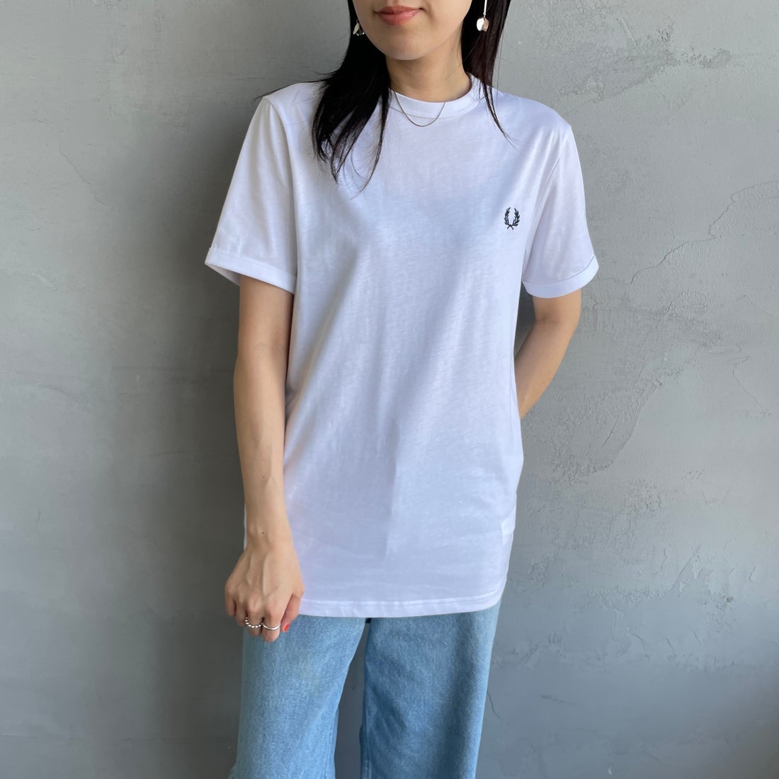 FRED PERRY [フレッドペリー] ワンポイントロゴ刺繍 ショートスリーブ リンガーTシャツ [M3519] 100 WHITE &&モデル身長：160cm 着用サイズ：XS&&