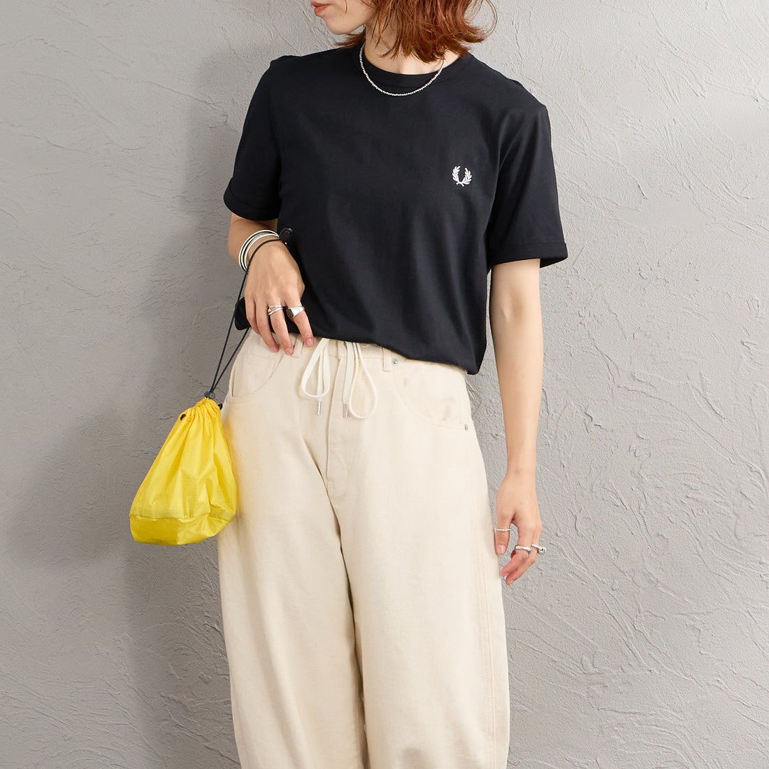 FRED PERRY [フレッドペリー] ワンポイントロゴ刺繍 ショートスリーブ リンガーTシャツ [M3519] 102 BLACK &&モデル身長：158cm 着用サイズ：S&&