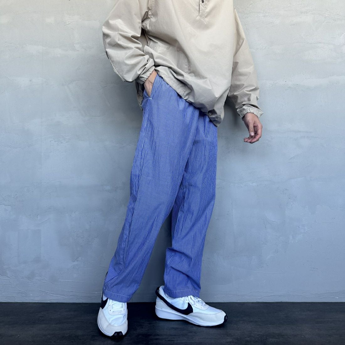 UNIVERSAL OVERALL [ユニバーサルオーバーオール] 別注 パジャマパンツ [U2411660IN-JF] NVY ST &&モデル身長：168cm 着用サイズ：L&&