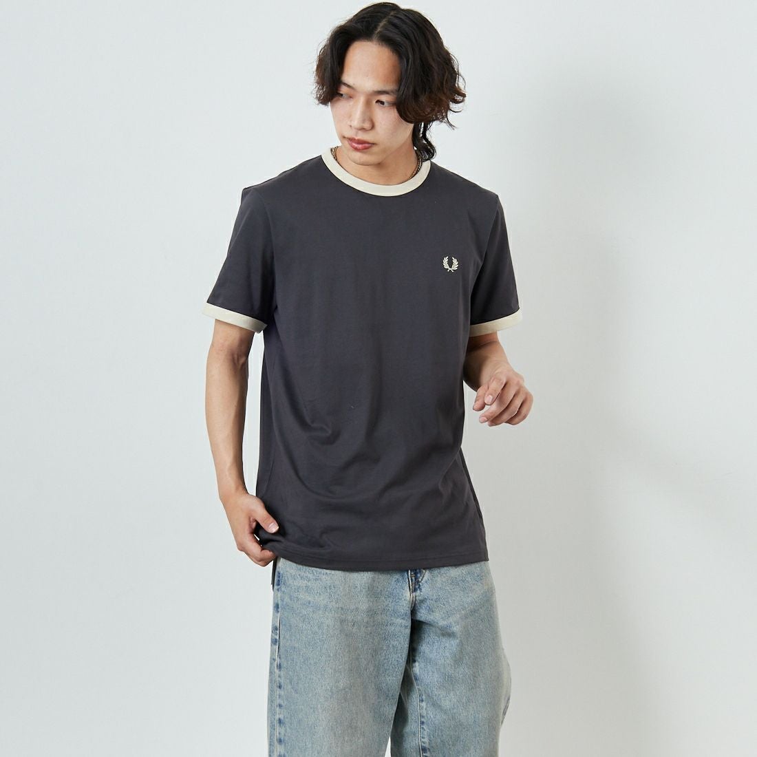 FRED PERRY [フレッドペリー] 別注 ワンポイントロゴ刺繍 ショートスリーブ リンガーTシャツ [M3519-JF]GRY/OAT&&モデル身長：179cm 着用サイズ：L&&