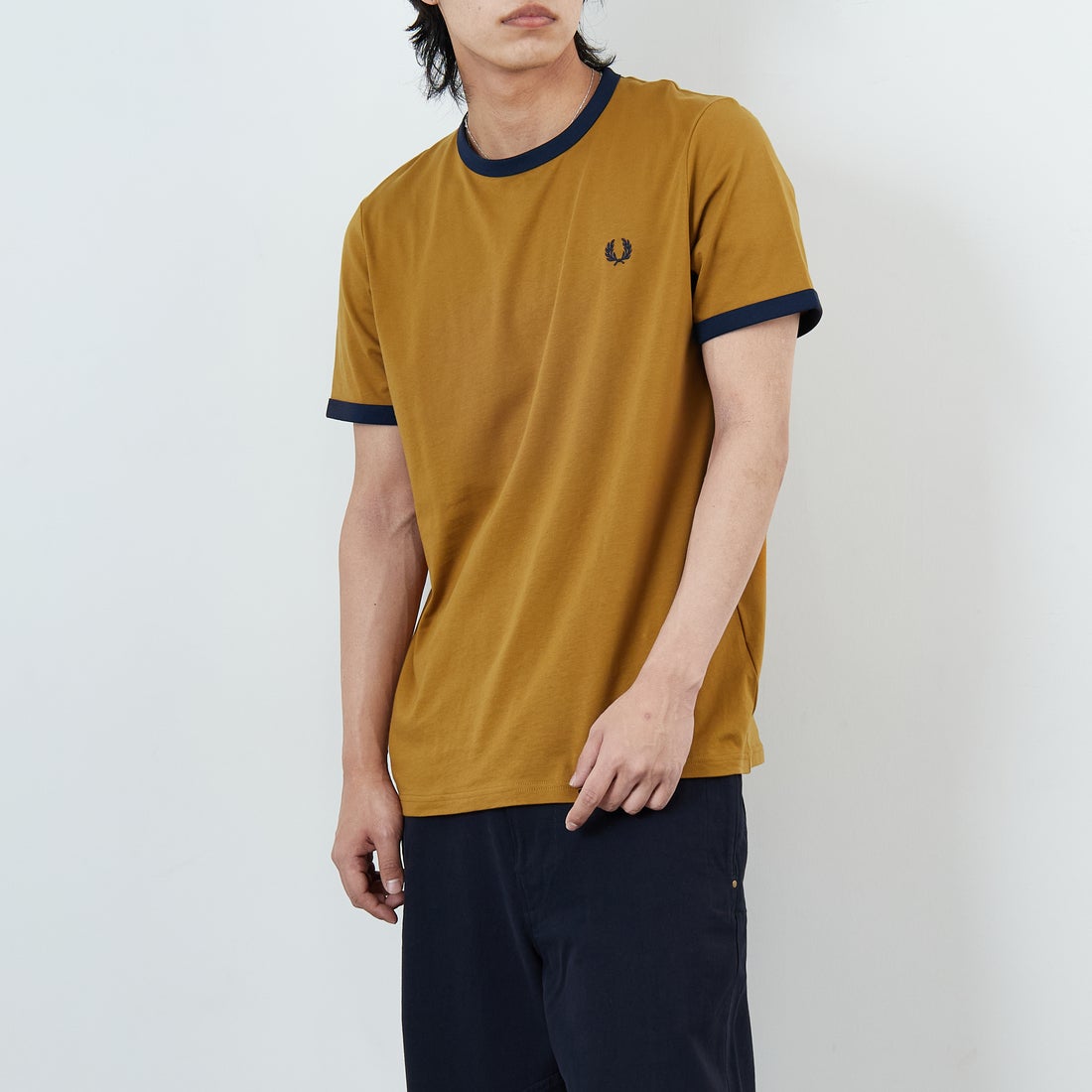 FRED PERRY [フレッドペリー] 別注 ワンポイントロゴ刺繍 ショートスリーブ リンガーTシャツ [M3519-JF] DARK CARAM &&モデル身長：179cm 着用サイズ：L&&