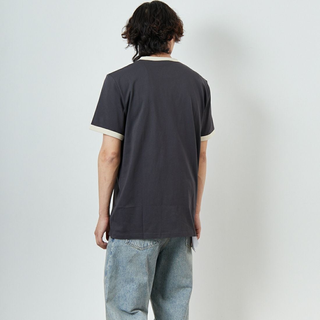 FRED PERRY [フレッドペリー] 別注 ワンポイントロゴ刺繍 ショートスリーブ リンガーTシャツ [M3519-JF]GRY/OAT&&モデル身長：179cm 着用サイズ：L&&