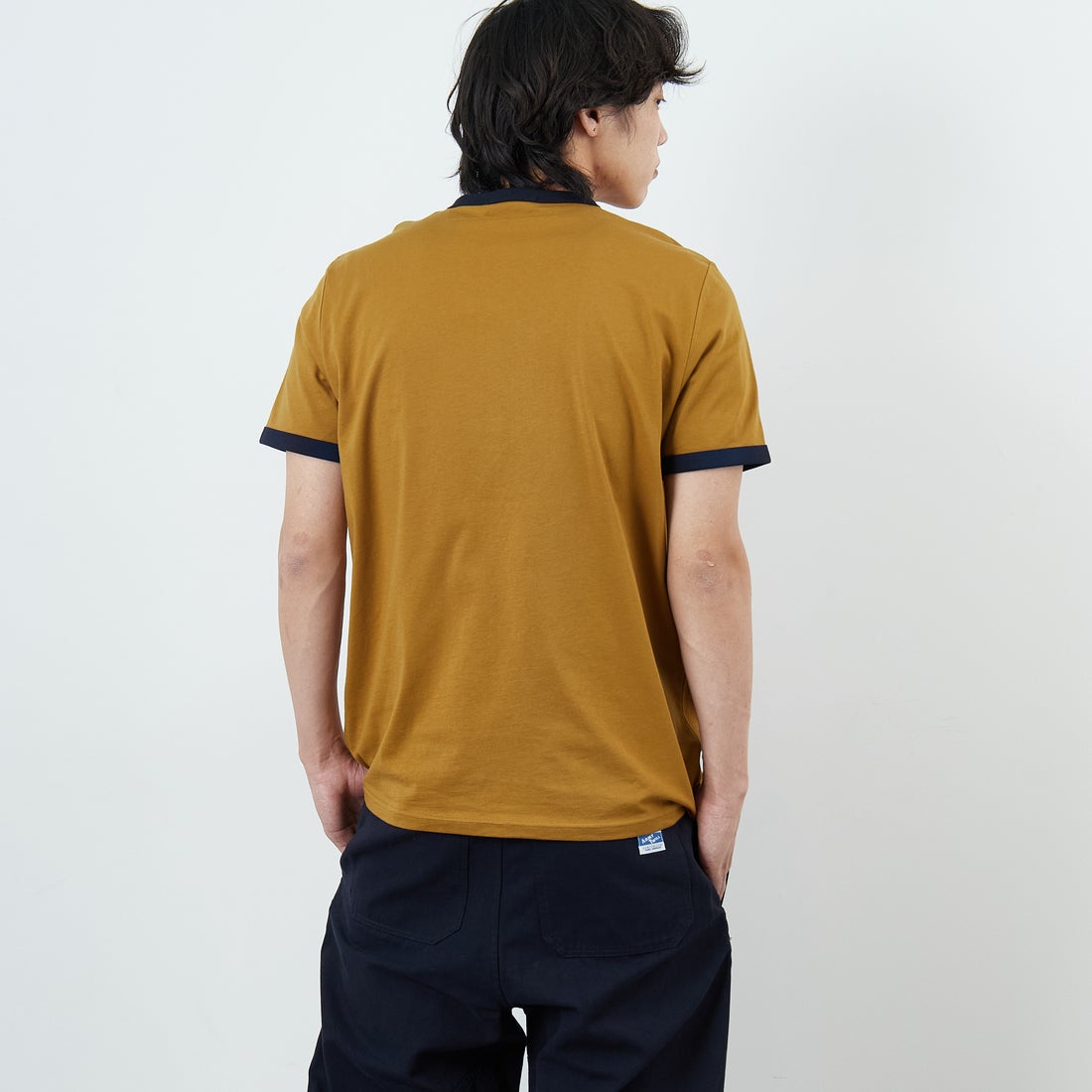 FRED PERRY [フレッドペリー] 別注 ワンポイントロゴ刺繍 ショートスリーブ リンガーTシャツ [M3519-JF] DARK CARAM &&モデル身長：179cm 着用サイズ：L&&