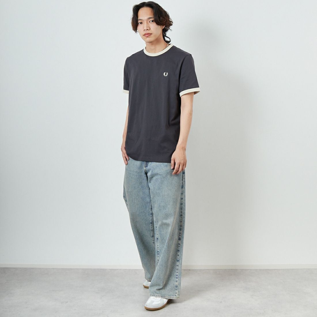 FRED PERRY [フレッドペリー] 別注 ワンポイントロゴ刺繍 ショートスリーブ リンガーTシャツ [M3519-JF]GRY/OAT&&モデル身長：179cm 着用サイズ：L&&
