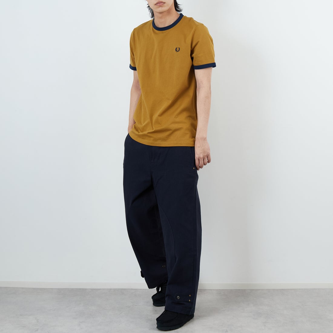 FRED PERRY [フレッドペリー] 別注 ワンポイントロゴ刺繍 ショートスリーブ リンガーTシャツ [M3519-JF] DARK CARAM &&モデル身長：179cm 着用サイズ：L&&