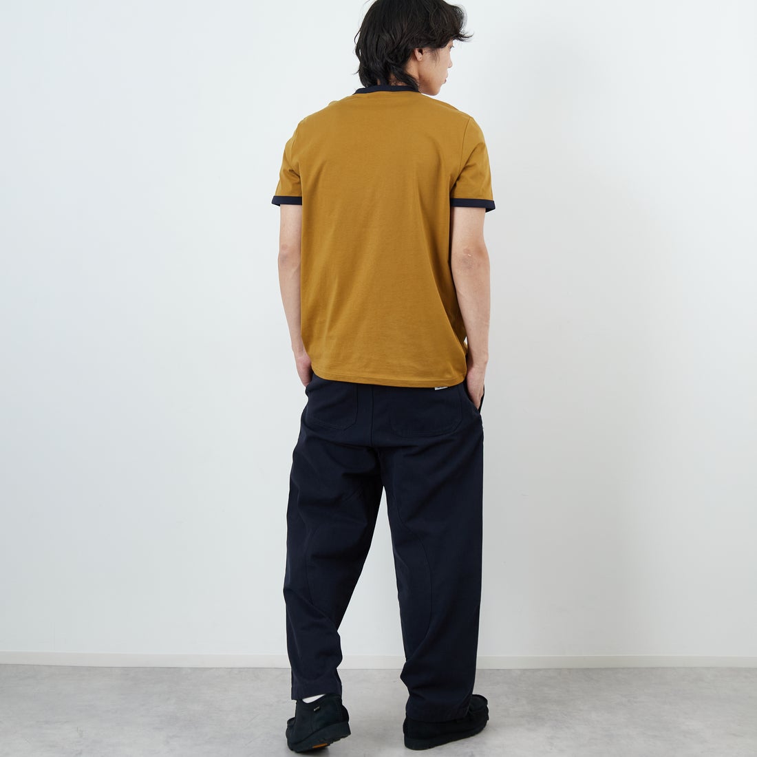 FRED PERRY [フレッドペリー] 別注 ワンポイントロゴ刺繍 ショートスリーブ リンガーTシャツ [M3519-JF] DARK CARAM &&モデル身長：179cm 着用サイズ：L&&