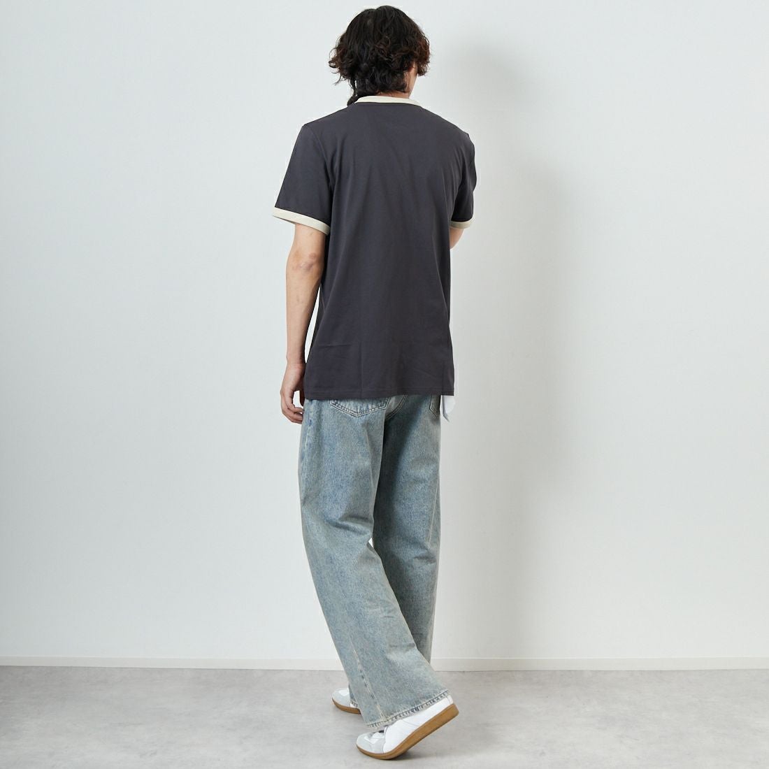 FRED PERRY [フレッドペリー] 別注 ワンポイントロゴ刺繍 ショートスリーブ リンガーTシャツ [M3519-JF]GRY/OAT&&モデル身長：179cm 着用サイズ：L&&